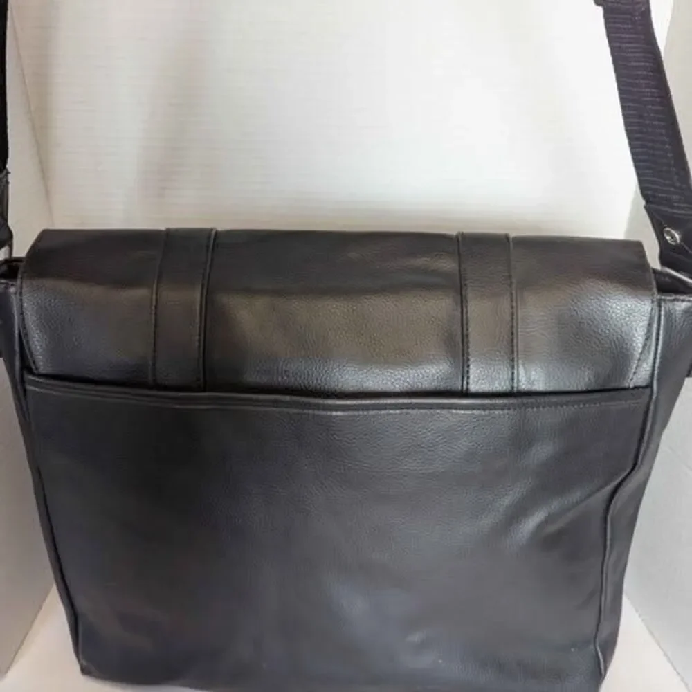 Kenneth Cole Reaction Black Leather Crossbody Messenger Bag Briefcase for Men